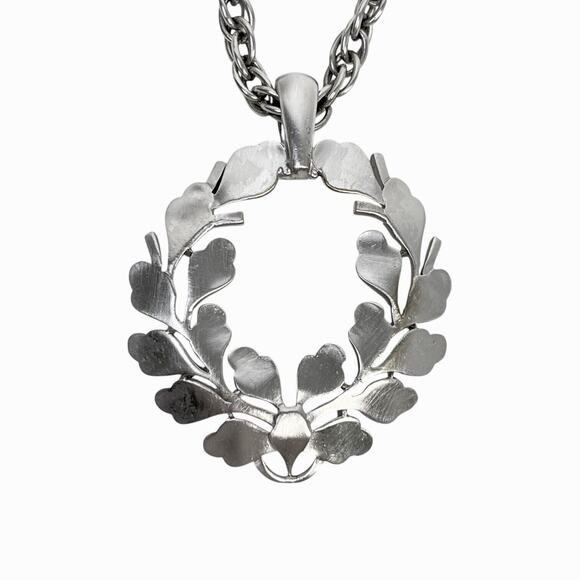 Crown Trifari Pendant Necklace Silver Tone Laurel Wreath 21 Inch Rope Chain Vtg - Picture 3 of 10